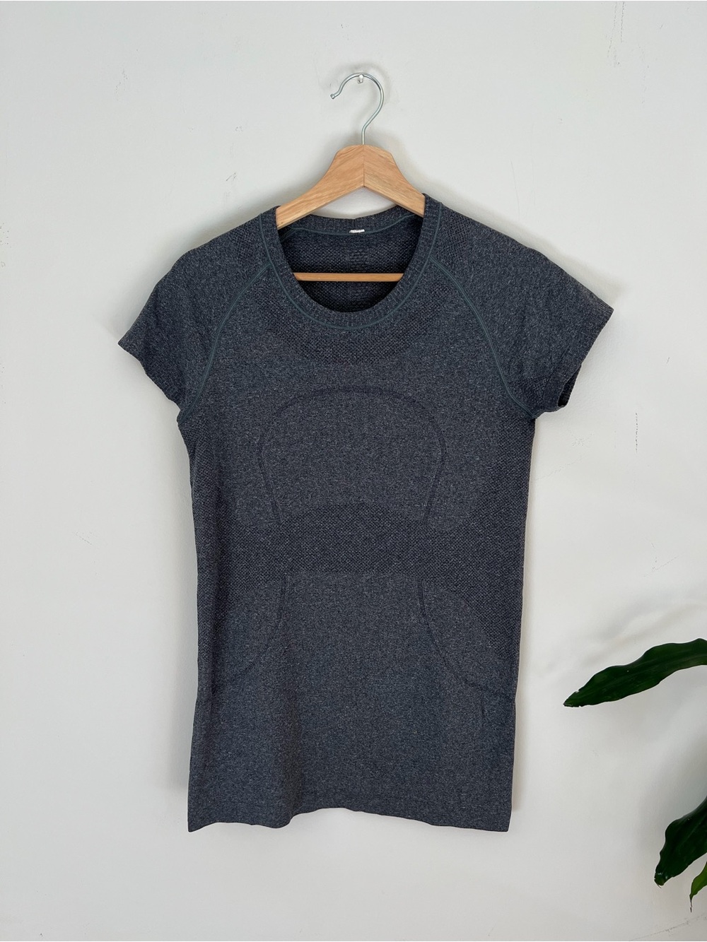 Women’s lululemon Charcoal Gray Short Sleeve Performance Top quick dry